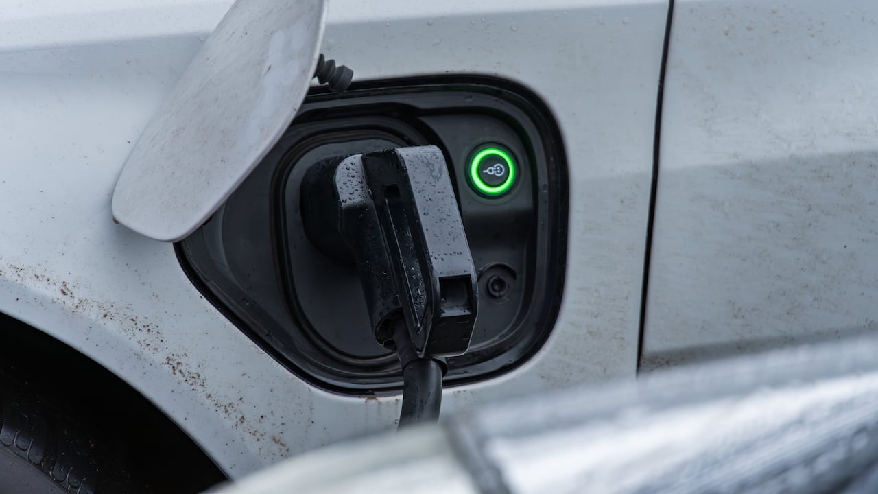 Los carros eléctricos se han popularizado en los últimos años.