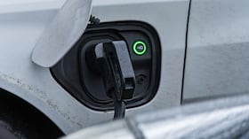 La carga inalámbrica para carros eléctricos es una realidad, pero aún no está masificada.