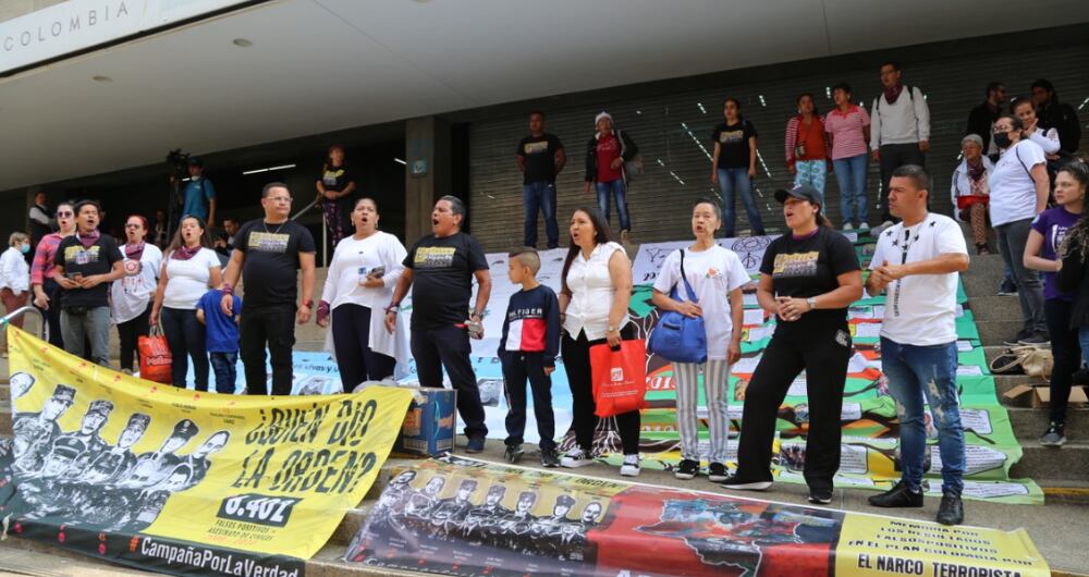 Manifestación de víctimas a las afueras de la audiencia de Mario Montoya en Medellín.