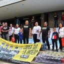 Manifestación de víctimas a las afueras de la audiencia de Mario Montoya en Medellín.