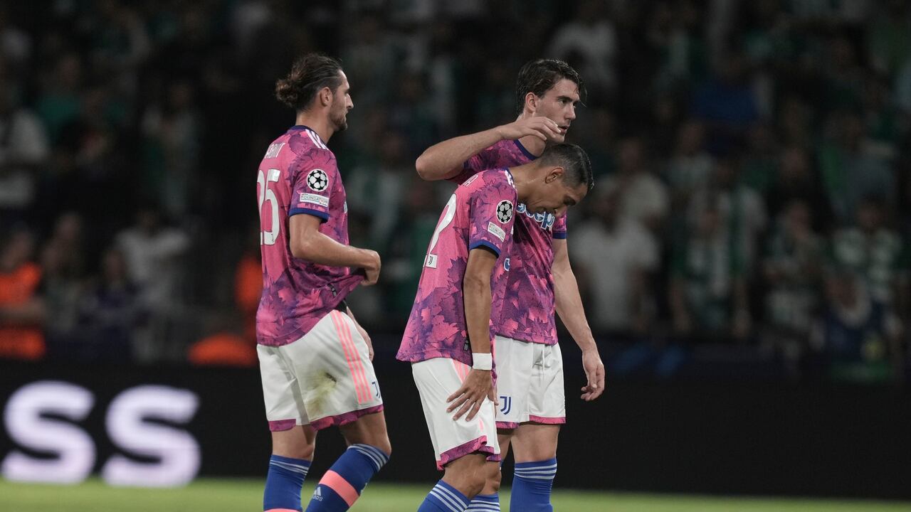 Juventus' Angel Di Maria leaves the pitch after an injuring during the group H Champions League soccer match between Maccabi Haifa and Juventus at Sammy Ofer stadium, in Haifa, Israel, Tuesday, Oct. 11, 2022. (AP Photo/Ariel Schalit)