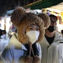 Ciudadanos con mascarillas en el mercado local al aire libre el 25 de enero de 2021 en Wuhan, China. Para frenar la propagación de la enfermedad COVID-19 de la nueva neumonía de la corona, el gobierno chino cerró la ciudad de Wuhan durante 76 días a partir del 23 de enero de 2020. Foto de Lintao Zhang / Getty Images.