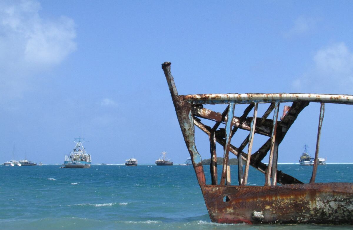 Los barcos y lanchas abandonadas se interponen, indudablemente, en la visión de los turistas.