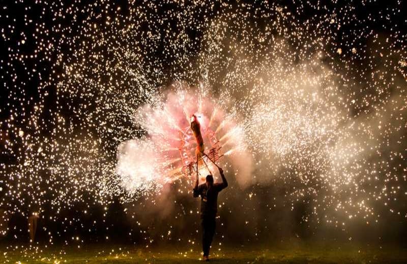 La Feria Internacional de Juegos Pirotécnicos, en Indaparapeo, México, exhibe lo mejor de estos espéctaculos, en una jornada repleta de luces y colores. 