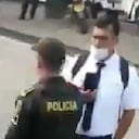 La mujer fue bajada del bus por uniformados de la Policía de Cali.