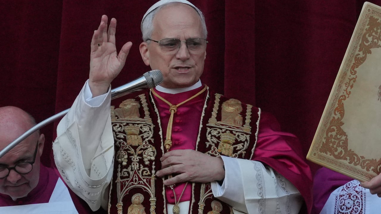 El recién elegido Papa León XIV aparece en el balcón de la Basílica de San Pedro en el Vaticano, el jueves 8 de mayo de 2025. (Foto AP/Andrew Medichini)