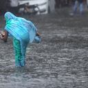 Una mujer intenta atravesar una calle inundada durante las fuertes lluvias en Mumbai, India, el miércoles 9 de junio de 2021 Foto: AP / Rafiq Maqbool.