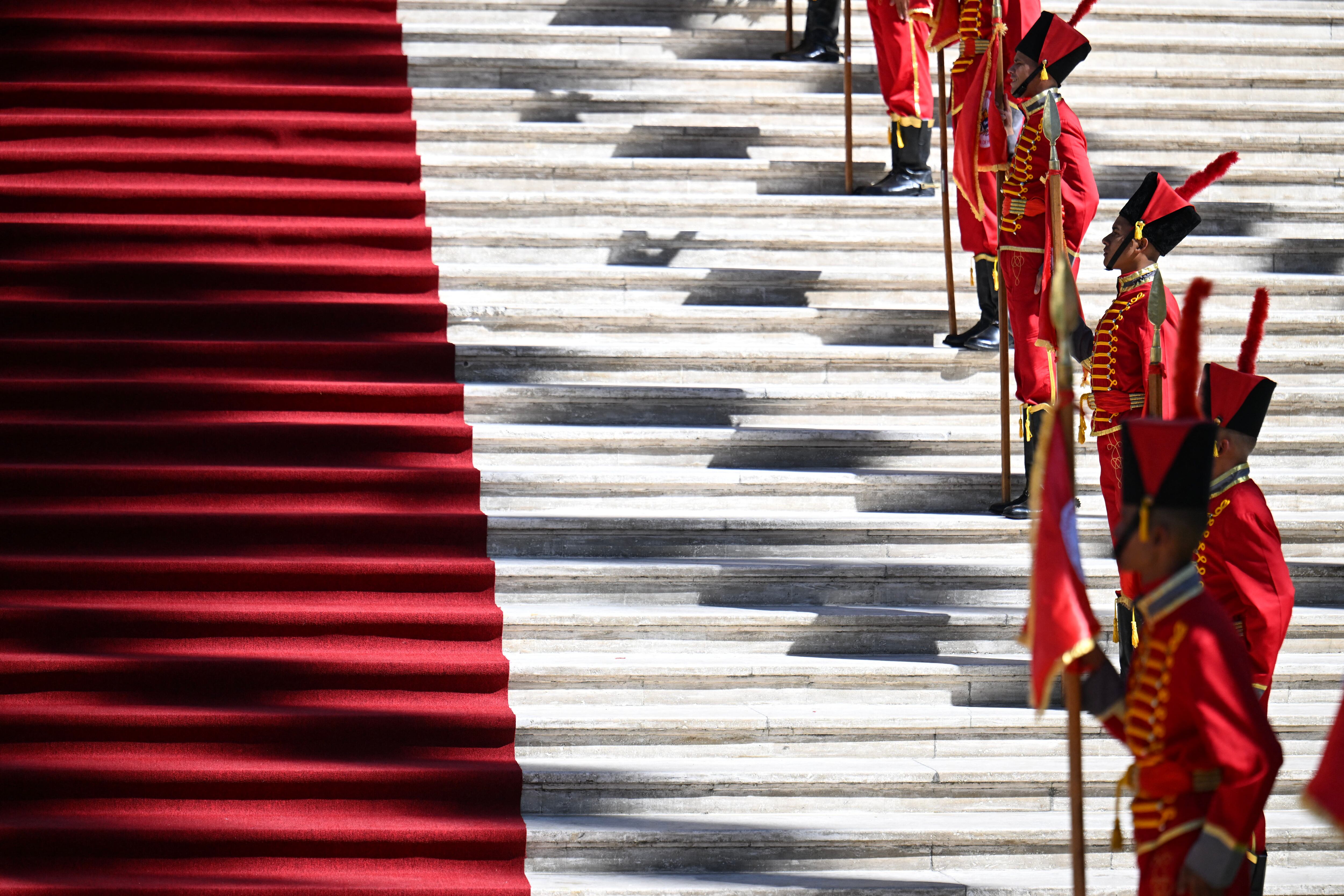 A guard of honour stands outside at the Capitolio -house of the National Assembly- while waiting for the arrival of Venezuela's President Nicolas Maduro during the presidential inauguration, in Caracas on January 10, 2025. Maduro, in power since 2013, will take the oath of office for a third term despite a global outcry that brought thousands out in protest on the ceremony's eve. (Photo by Juan BARRETO / AFP)