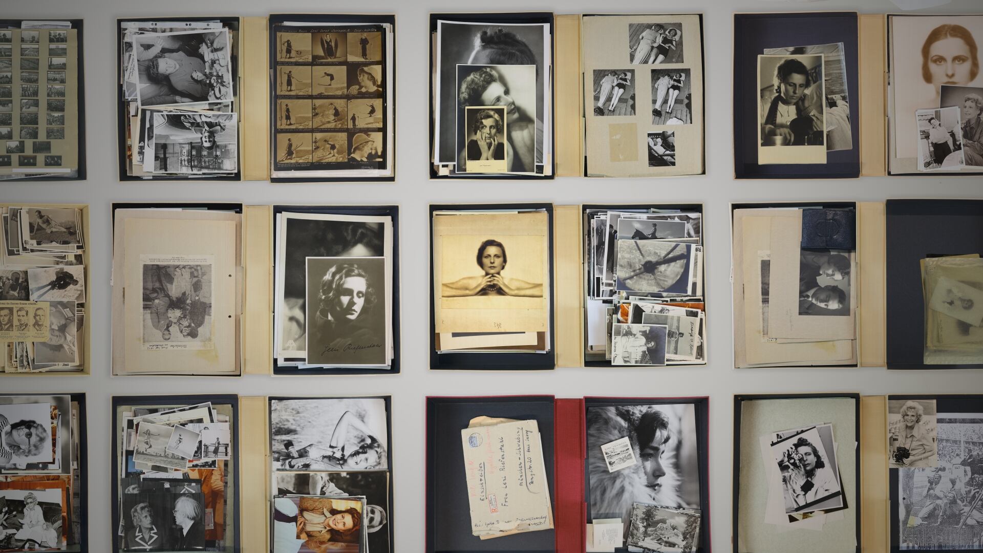 Cineco Alternativo estrena 'Leni Riefenstahl', documental que aborda la vida y obra de Leni Riefenstahl, una de las cineastas más influyentes y polémicas del siglo XX, conocida por su estrecha relación con Adolf Hitler y por dirigir algunas de las piezas de propaganda más estudiadas en la historia del cine.