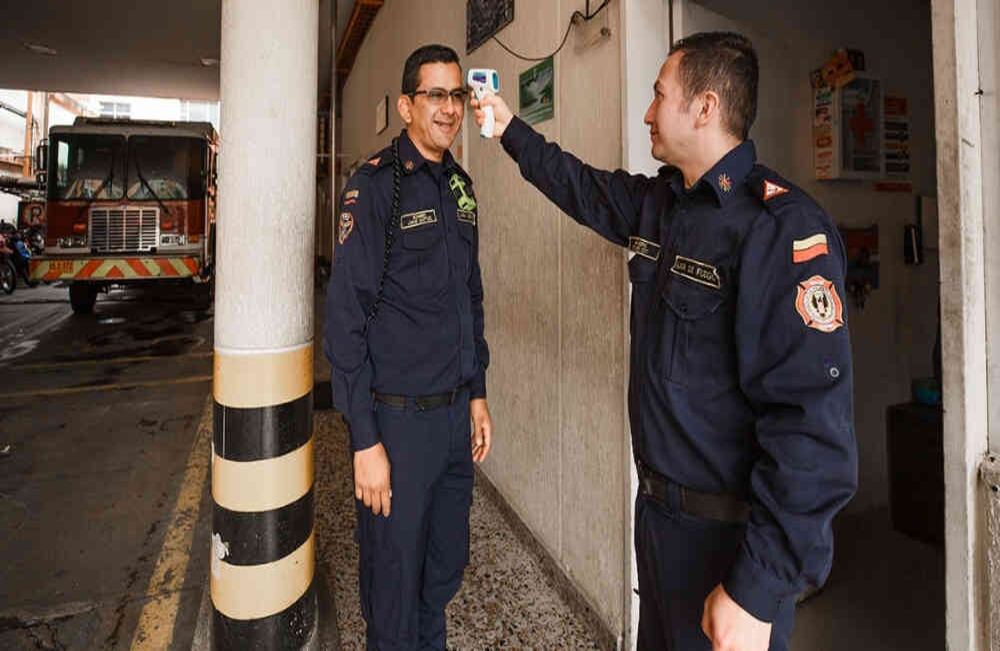 Técnicas de asepsia covid 19 estación bomberos chapinero b1: los bomberos de esta estación no están tomando transporte publico, realizan rutas entre ellos en carro particular y moto, al llegar a la estación limpian sus zapatos en esta piscina que tiene hipoclorito de sodio, luego se toman la temperatura y cambian sus prendas personales por el uniforme. Foto: Karen Salamanca