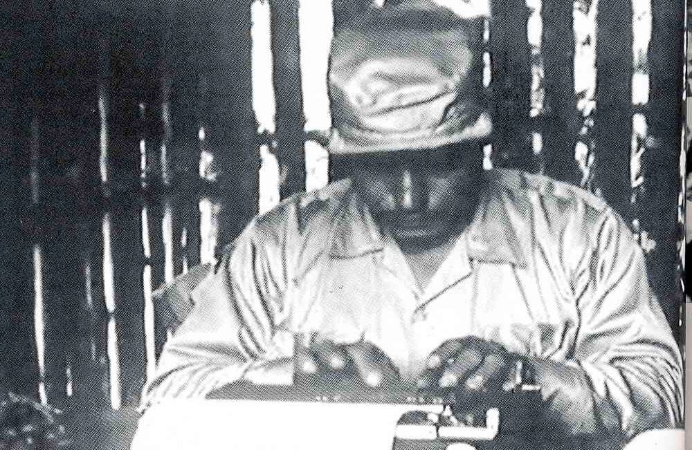 Manuel Marulanda Vélez en el campamento de Río Chiquito, donde se refugiaron los guerrilleros tras huir de Marquetalia. 