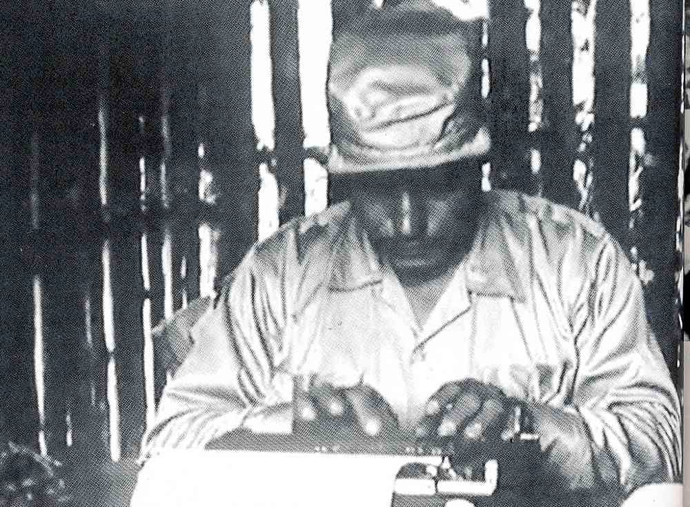 Manuel Marulanda Vélez en el campamento de Río Chiquito, donde se refugiaron los guerrilleros tras huir de Marquetalia. 