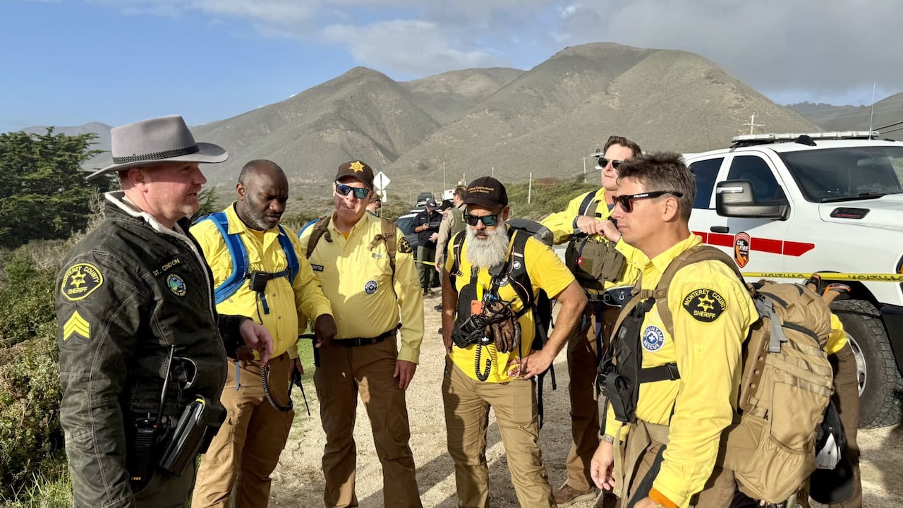 Un equipo aéreo y marítimo patrulla Garrapata State Beach en búsqueda de señales de la niña arrastrada por el oleaje tras la tragedia familiar.