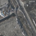 Esta imagen satelital del folleto publicada y recopilada por Maxar Technologies el 5 de diciembre de 2022 muestra la actividad de vuelo de un bombardero Tu-95 en la base aérea de Engels, en Rusia, que alberga una base militar de bombarderos estratégicos. - Los informes noticiosos dijeron que dos aeródromos rusos, incluida una base para el avión estratégico del país que, según Kyiv, se ha utilizado para atacar a Ucrania, habían sido sacudidos por explosiones. (Foto de Handout / Imagen satelital 2022 Maxar Technologies / AFP) / -----NOTA DEL EDITOR --- RESTRINGIDO A USO EDITORIAL - CRÉDITO OBLIGATORIO "FOTO AFP / FOLLETO/ Imagen satelital 2022 Maxar Technologies " - SIN MARKETING - NO CAMPAÑAS PUBLICITARIAS - DISTRIBUIDAS COMO SERVICIO A CLIENTES - SIN ARCHIVOS / LA MARCA DE AGUA NO SE PUEDE QUITAR/RECORTAR