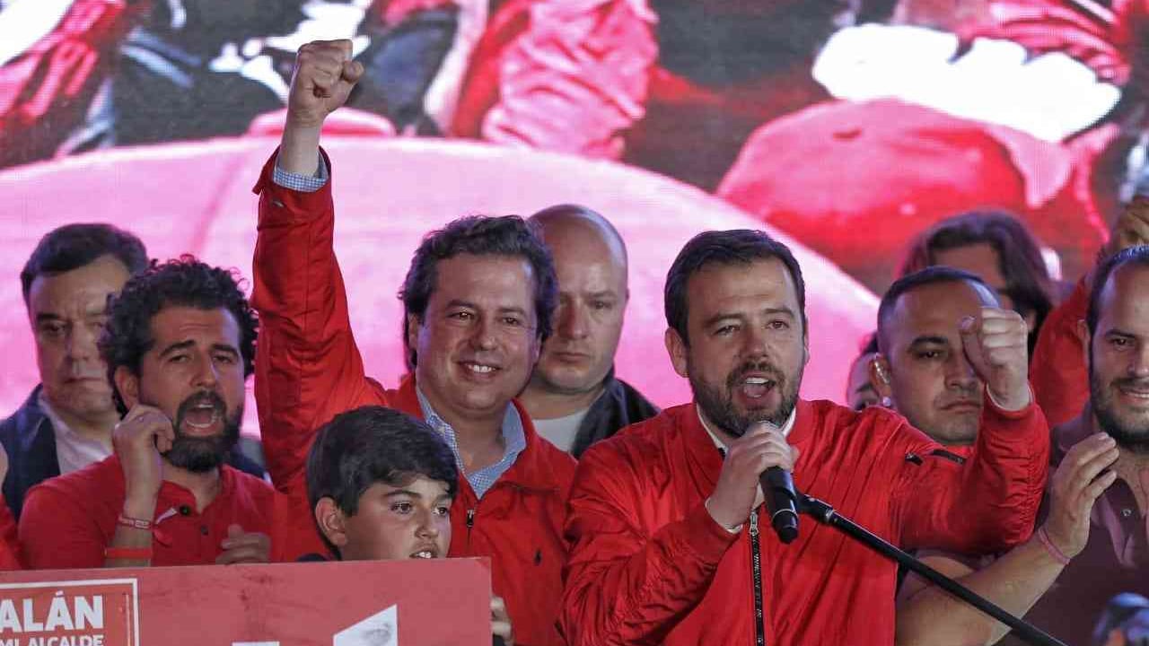 "Siempre adelante, ni un paso atrás y lo que fuere menester, sea", dijo al recordar la famosa frase de su padre.