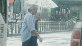 Varias personas en el sur de Cali se vieron obligadas en sacar sus paraguas luego de que horas antes hiciera un clima seco.