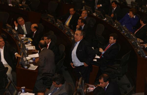 El ministro Federico Renjifo tuvo que amarrarse bien los pantalones para que la plenaria del Senado le diera el aval al marco para la paz, reclamado por el gobierno. 
