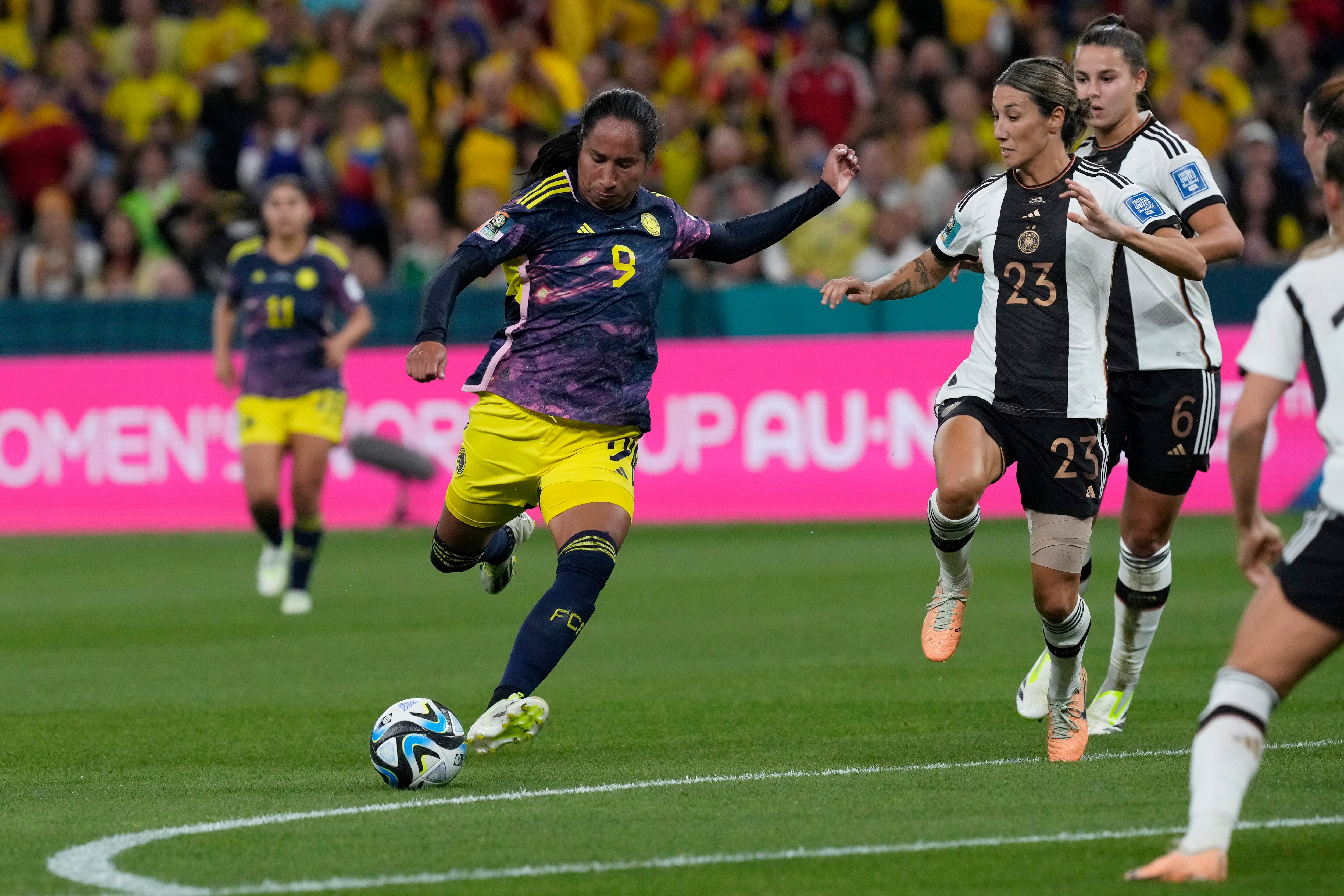 La colombiana Mayra Ramírez intenta un tiro al arco durante el partido de fútbol del Grupo H de la Copa Mundial Femenina entre Alemania y Colombia en el Estadio de Fútbol de Sídney, en Sídney, Australia, el domingo 30 de julio de 2023. (Foto AP/Mark Baker)