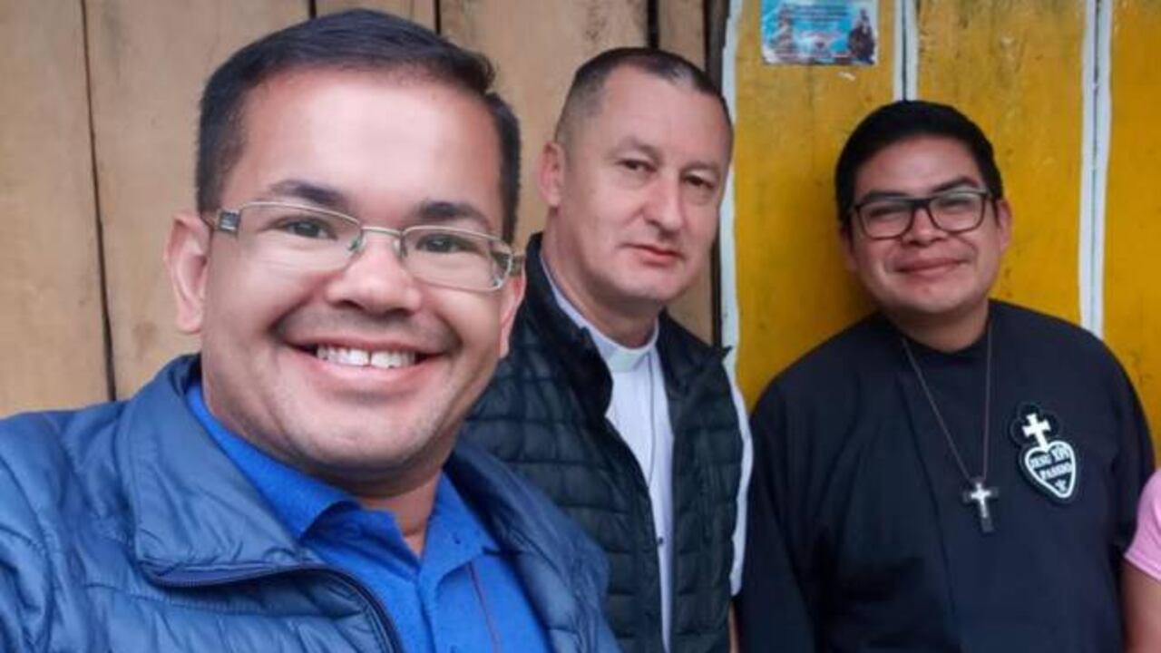 Los dos seminaristas que fallecieron en el accidente están a los costados de la fotografía.