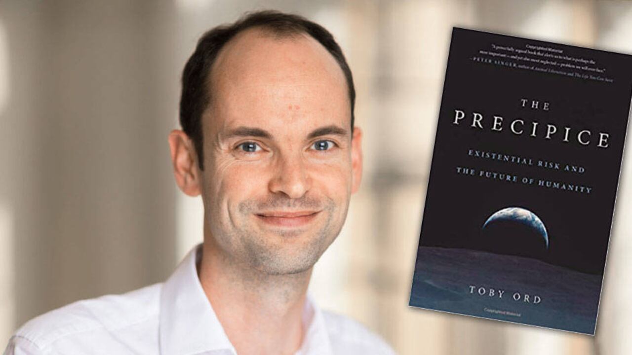 Según Ord, el hombre se adaptará al cambio climático, pero no podrá controlar el auge de la inteligencia artificial. Estos programas no dominarán, pero sí controlarán decisiones que podrían llevar a errores fatales.