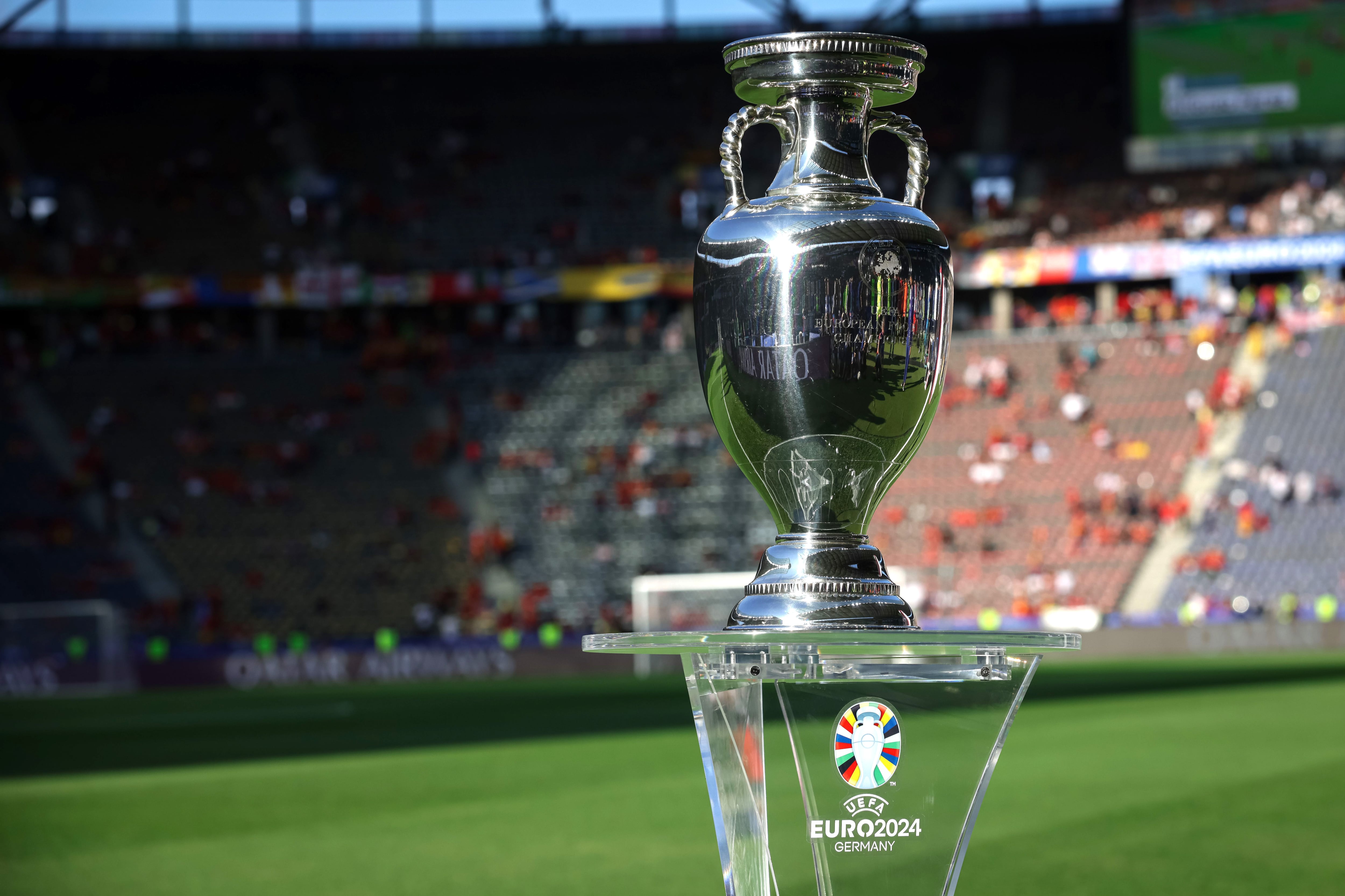 El codiciado trofeo de la Eurocopa. España o Inglaterra, algunas de estas selecciones lo levantará este domingo 14 de julio.