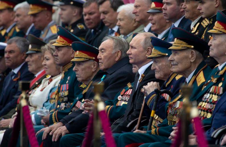 El presidente ruso Vladimir Putin y el expresidente de Kazajstán, Nursultan Nazarbayev asisten al desfile militar del Día de la Victoria en la Plaza Roja de Moscú, el jueves 9 de mayo de 2019. FOTO: Alexander Zemlianichenko / AP
