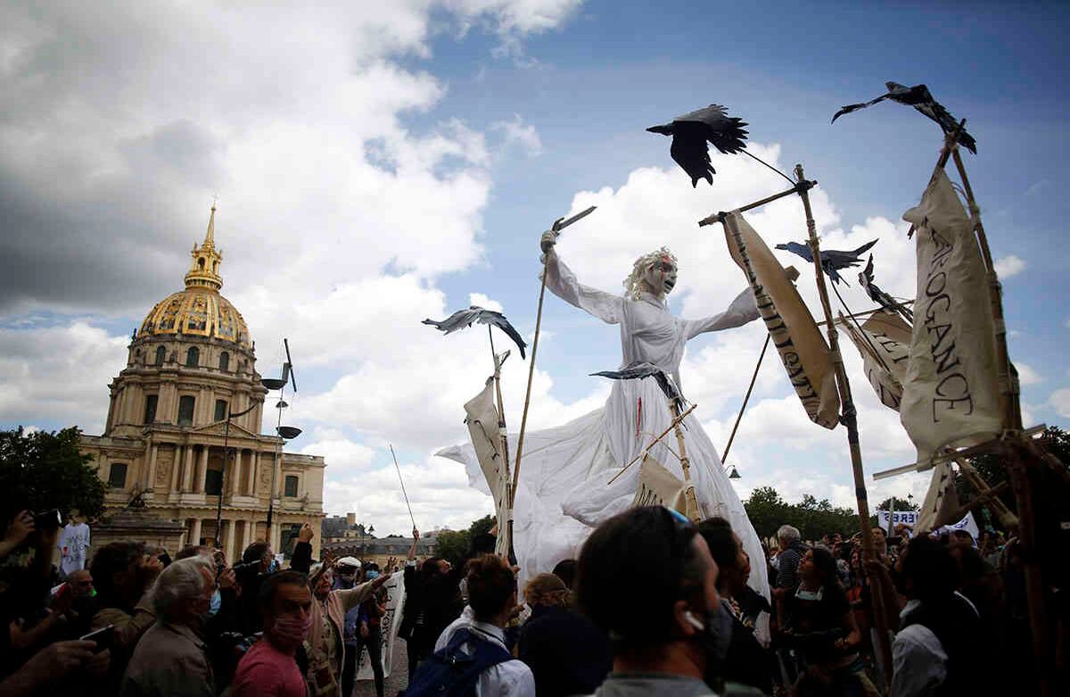 Un títere gigante desfila durante una manifestación de trabajadores de hospitales, el martes 16 de junio de 2020 en París. Foto AP / Thibault Camus
