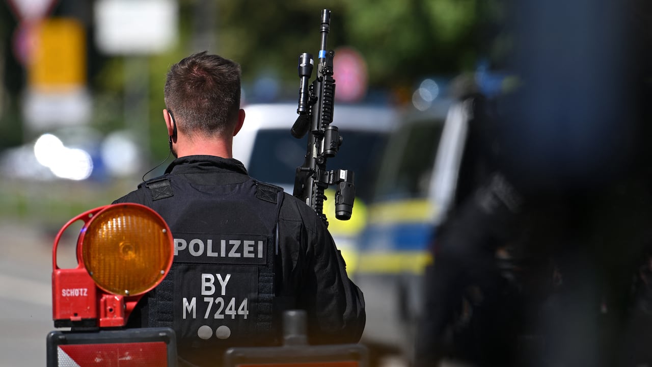 Un agente de policía asegura la zona tras un tiroteo cerca del edificio del Centro de Documentación sobre la Historia del Nacionalsocialismo (NS-Dokumentationszentrum) en Múnich, sur de Alemania, el 5 de septiembre de 2024.