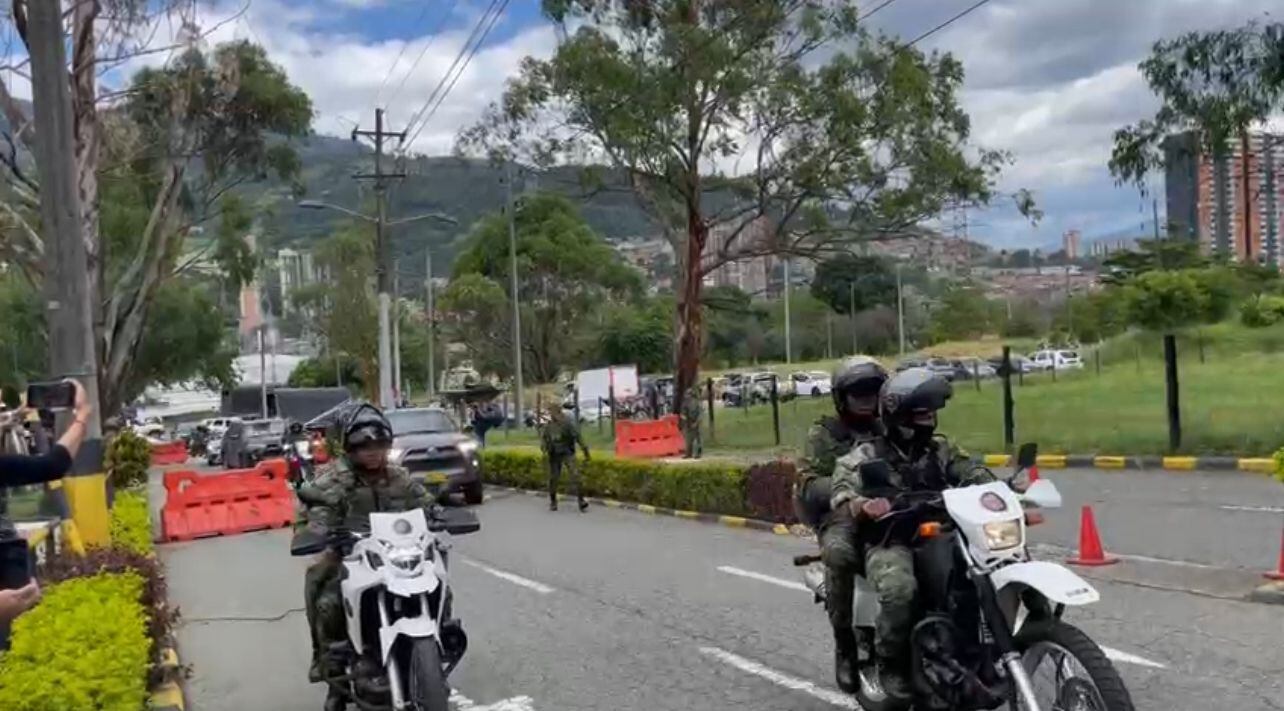 Así llegaron las siete camionetas de la UNP con disidentes de las Farc a batallón en Bello, Antioquia.