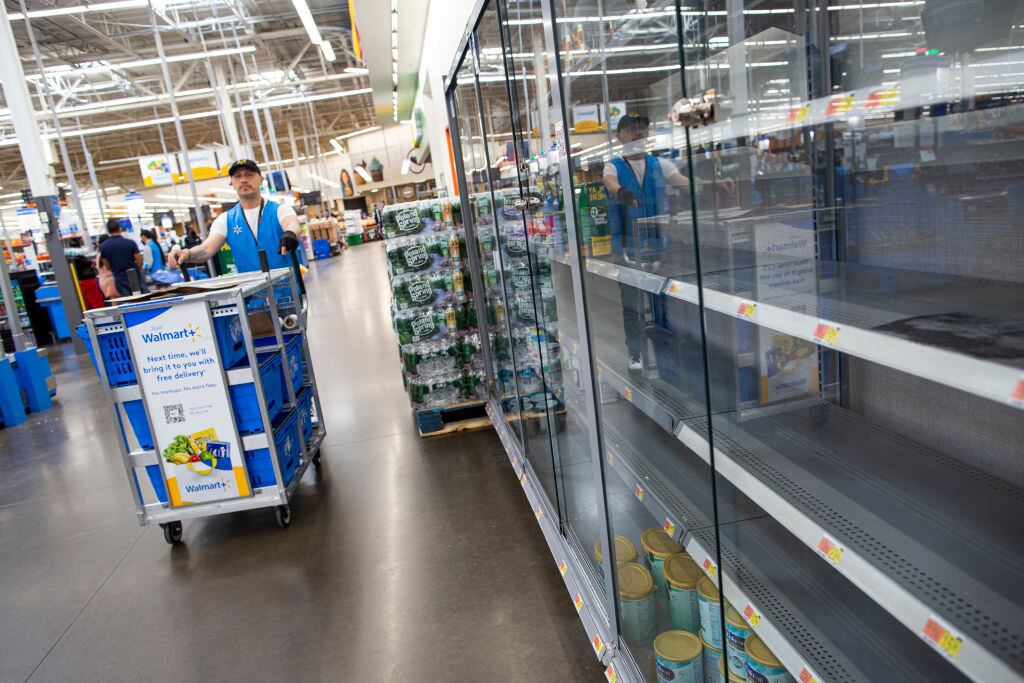 Los estantes están vacíos en una tienda Walmart durante una escasez de fórmula para bebés el 26 de mayo de 2022 en North Bergen (Nueva Jersey), en Estados Unidos