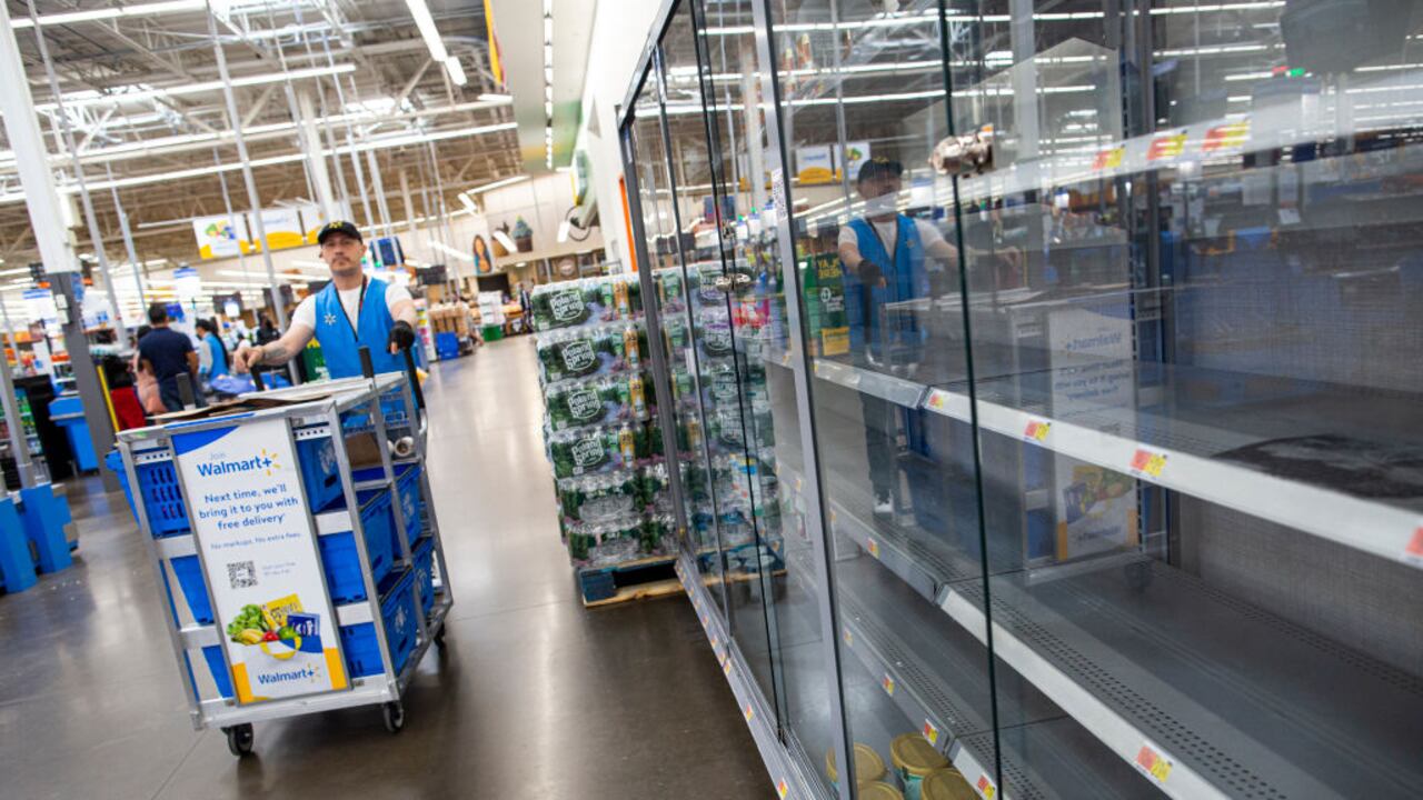 Los estantes están vacíos en una tienda Walmart durante una escasez de fórmula para bebés el 26 de mayo de 2022 en North Bergen (Nueva Jersey), en Estados Unidos
