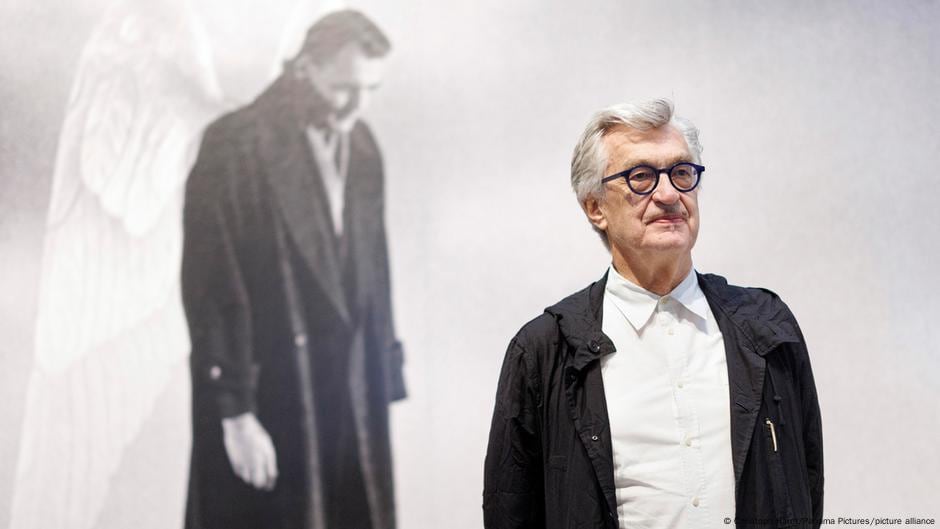 Cumple 80 años: Wim Wenders, aquí delante de una escena de "El cielo sobre Berlín". Imagen: Christoph Hardt/Panama Pictures/picture alliance