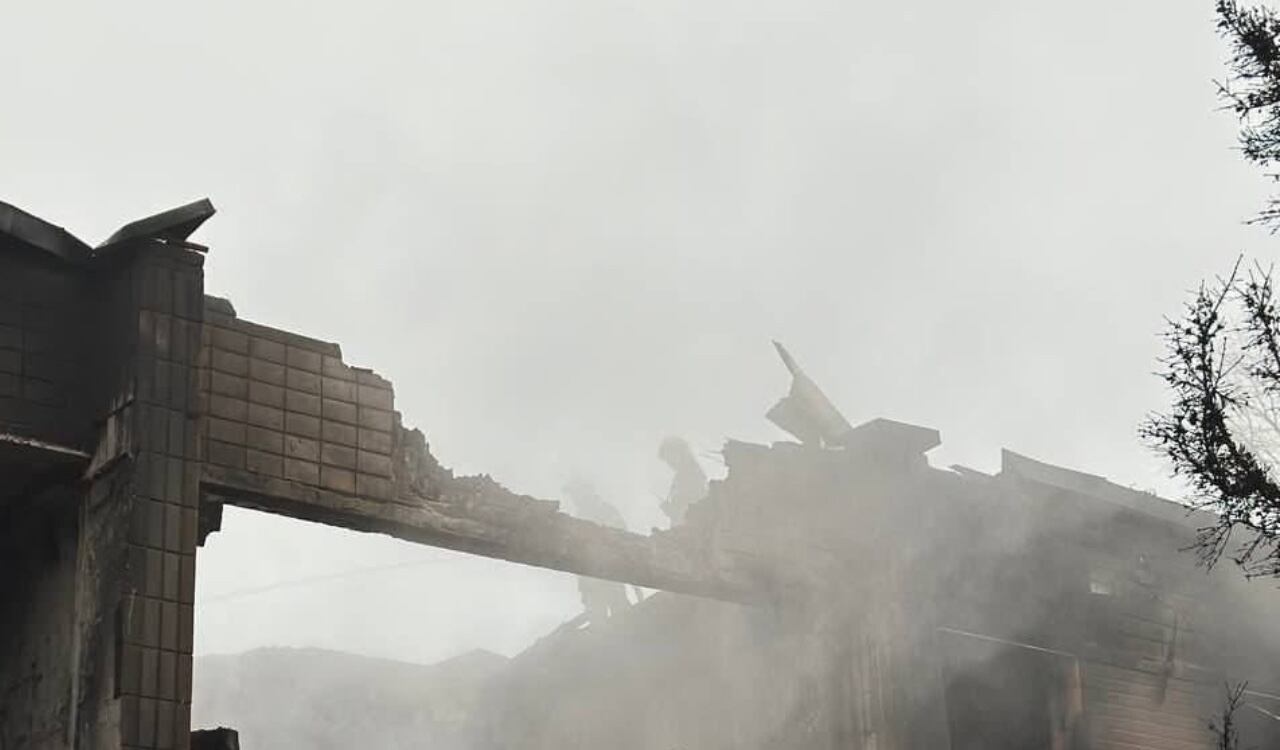 Así quedó el techo de la escuela infantil donde cayó el helicóptero en el que se desplazaba el Ministro del Interior de Ucrania