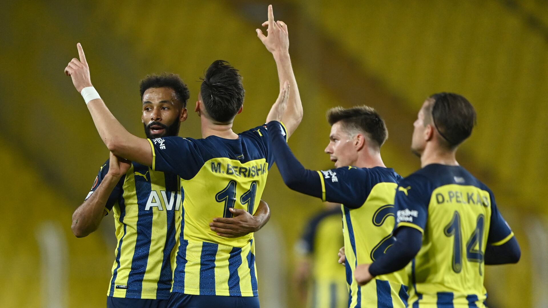 Fenerbahçe fue sancionado por cánticos de sus hinchas a favor del presidente ruso Vladimir Putin.