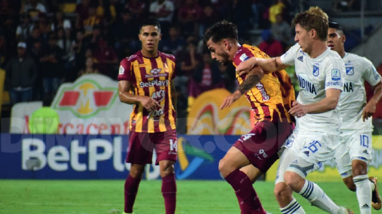Andrés Llinás y Facundo Boné disputan una pelota en el estadio Manuel Murillo Toro de Ibagué