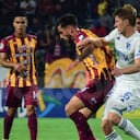 Andrés Llinás y Facundo Boné disputan una pelota en el estadio Manuel Murillo Toro de Ibagué