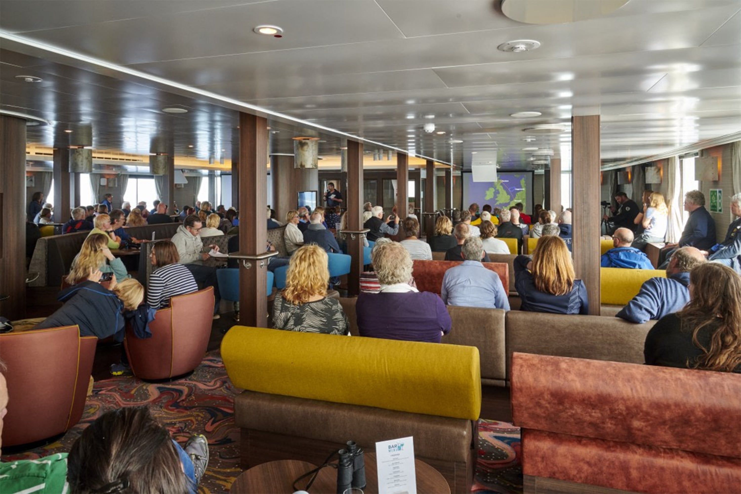 Las Islas Canarias están siendo consideradas como posible destino para el desembarco del barco, que cuenta con 149 personas de 23 nacionalidades a bordo
