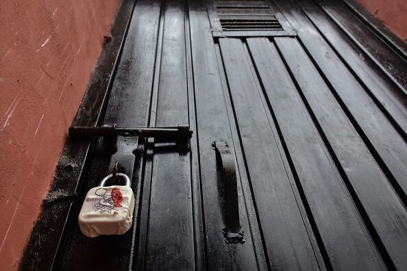 Al hijo no bastó con sacarlos de su propia casa y cambiar las cerraduras de la puerta, sino que no les entregó sus pertenencias como ropa.  (Photo by Saqib Majeed/SOPA Images/LightRocket via Getty Images)