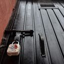 Al hijo no bastó con sacarlos de su propia casa y cambiar las cerraduras de la puerta, sino que no les entregó sus pertenencias como ropa. (Photo by Saqib Majeed/SOPA Images/LightRocket via Getty Images)