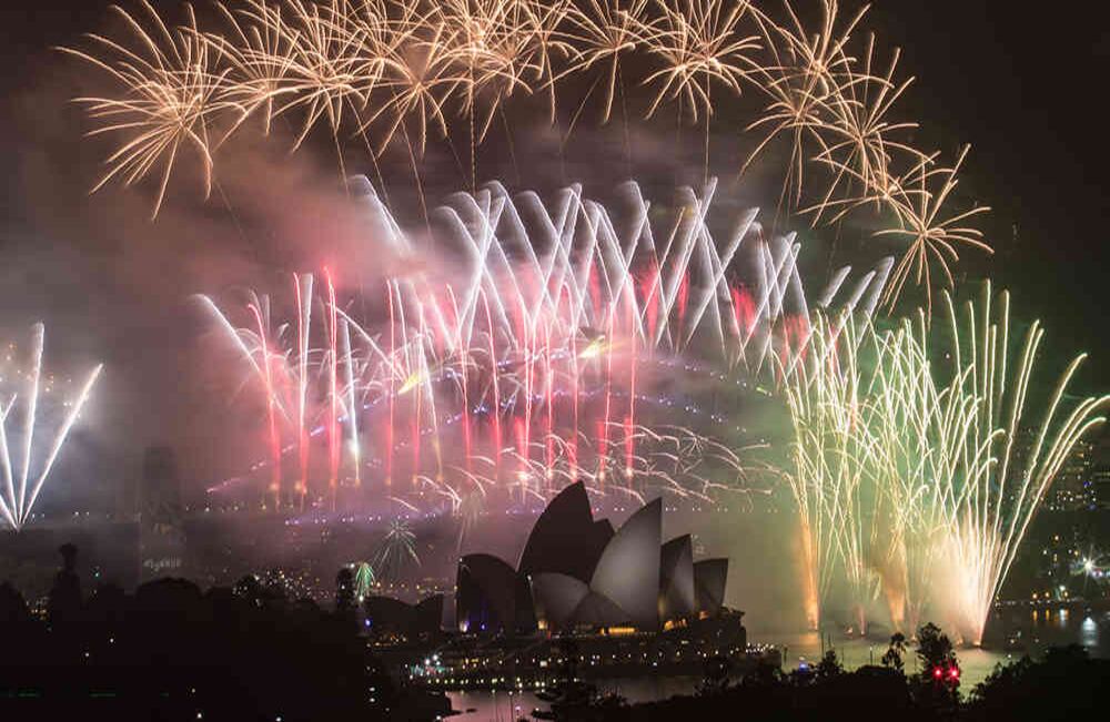 Juegos artificiales en el Ann Harbour en Sidney, Australia. Foto de la Agencia Anadolu.