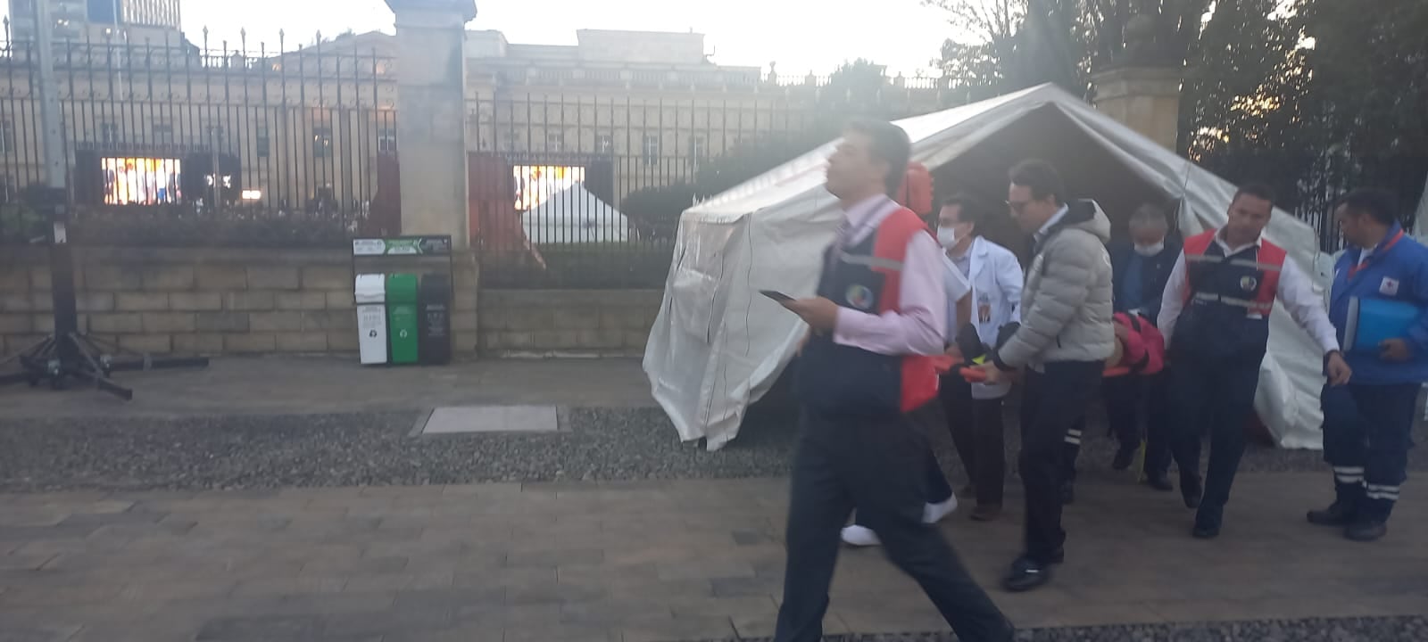 El traslado de la señora que se desmayó mientras el presidente Gustavo Petro ofrecía un discurso defendiendo la reforma a la salud, en Bogotá