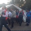 El traslado de la señora que se desmayó mientras el presidente Gustavo Petro ofrecía un discurso defendiendo la reforma a la salud, en Bogotá