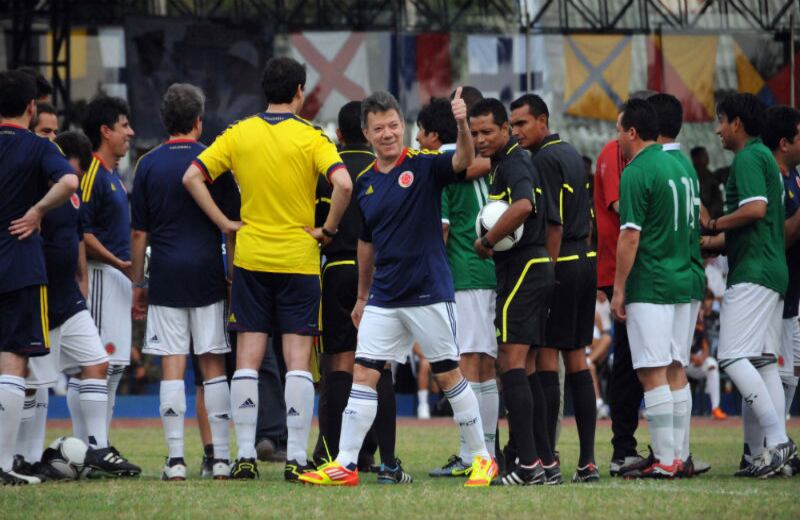 Santos saluda a las tribunas del estadio de la base naval de Bocagrande.