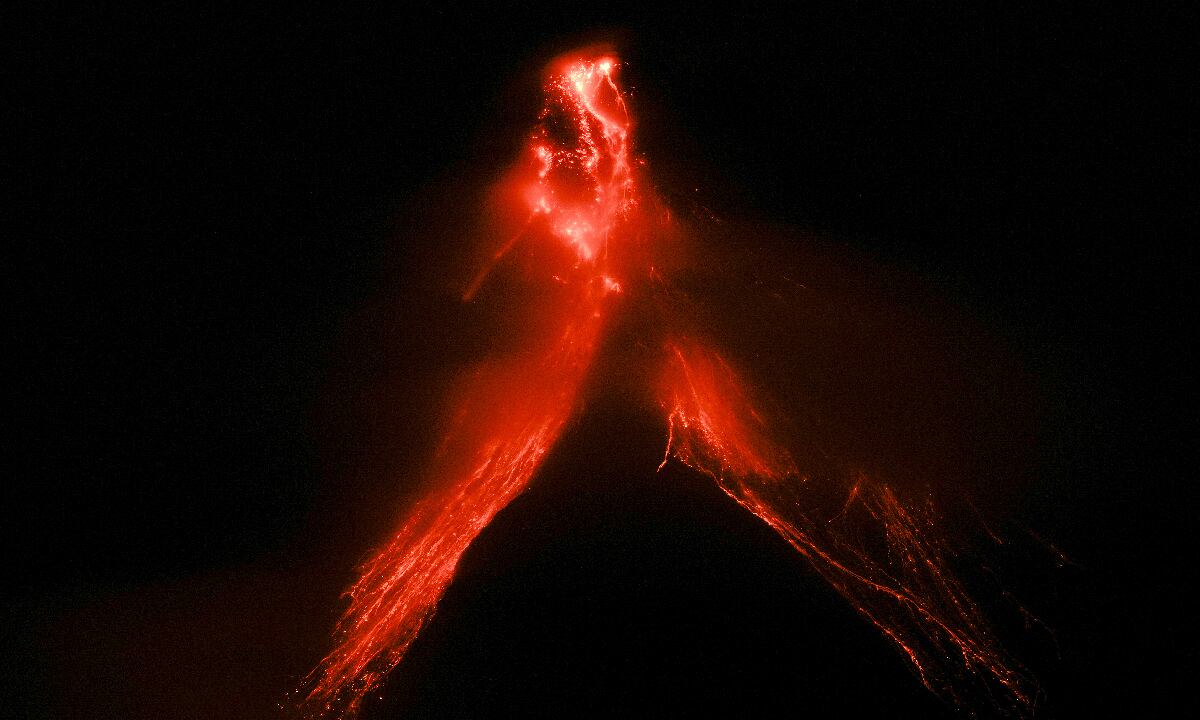 Volcán Mayón, en Filipinas, entró en peligrosa fase de erupción y ha obligado a la evacuación de miles de personas.