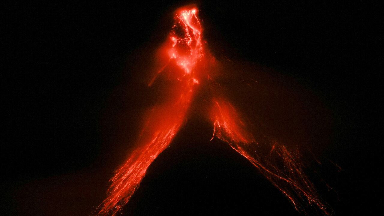 Volcán Mayón, en Filipinas, entró en peligrosa fase de erupción y ha obligado a la evacuación de miles de personas.