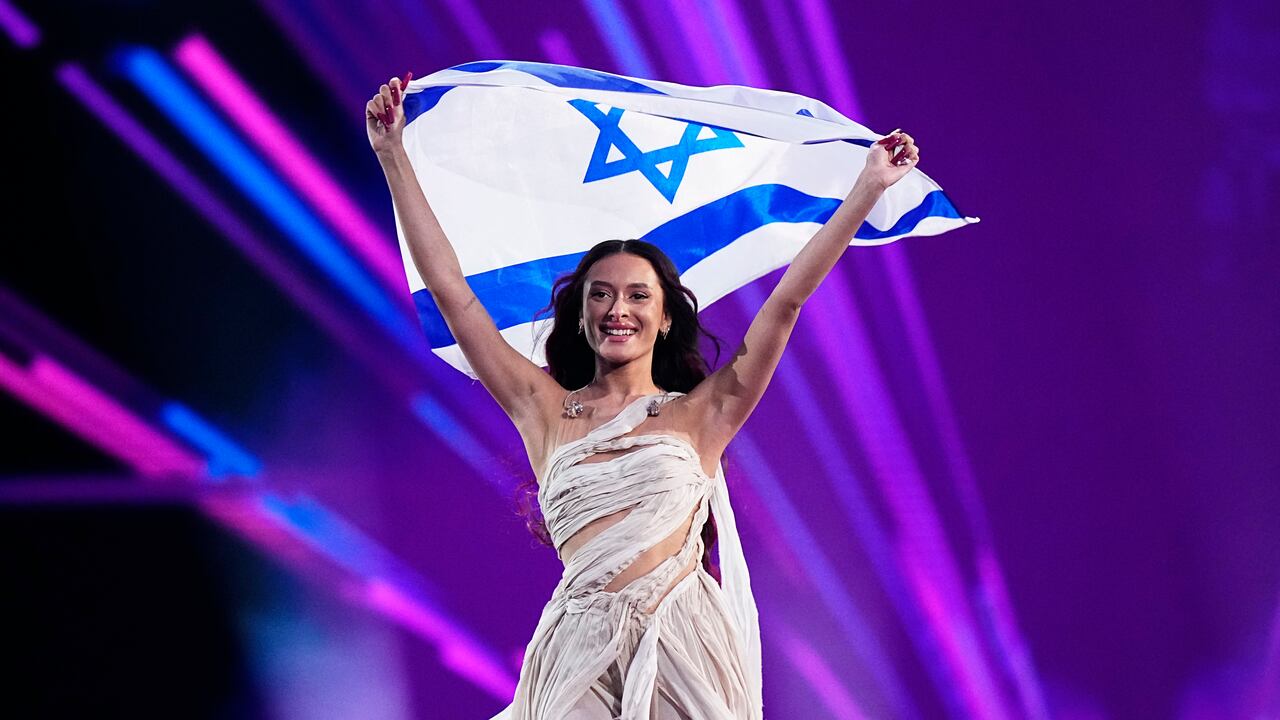 Eden Golan de Israel entra al escenario durante la ceremonia de apertura de la Gran Final del Festival de la Canción de Eurovisión 2024 en el Malmö Arena el 11 de mayo de 2024 en Malmo, Suecia.