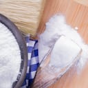 El bicarbonato de sodio tiene compuestos que ahuyenta a las cucarachas.