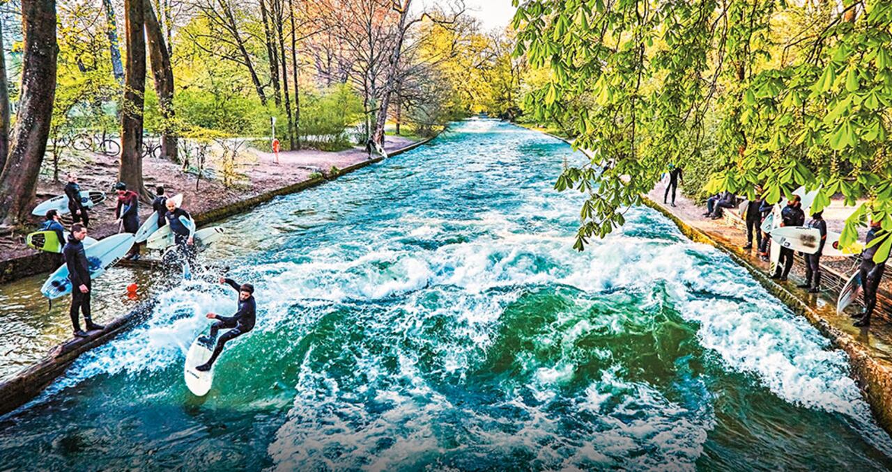 Surfistas en Eisbach, pequeño río artificial en el Englischer Garden (Jardín Inglés).