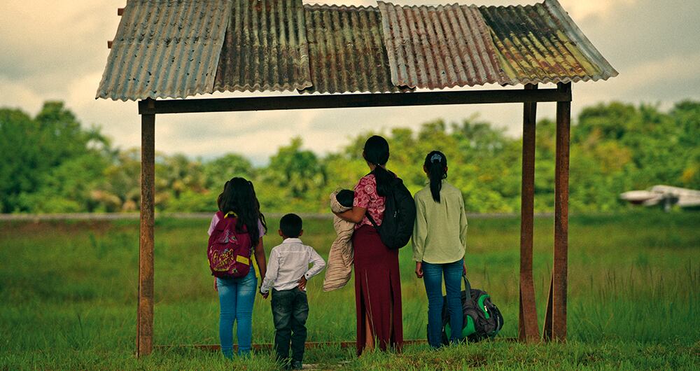 Frente a la crisis humana que representaba dejar a unos niños tan pequeños y a un bebé en la selva, la guardia y el ejército unieron fuerzas como nunca antes, a pesar de las desconfianzas pasadas y las dificultades enormes.