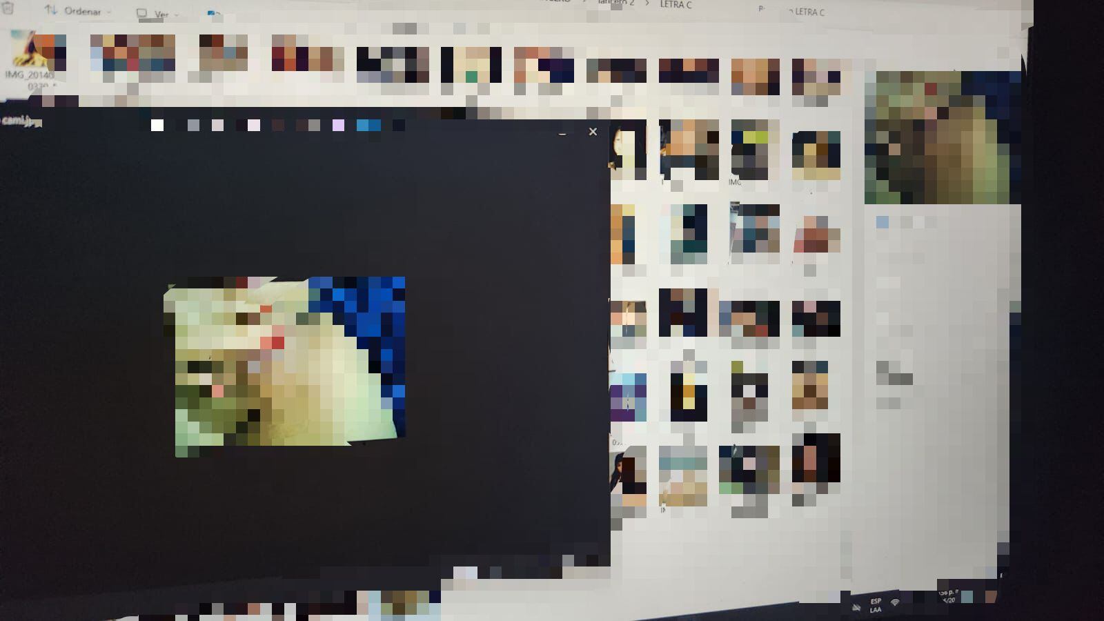 Fotos con gestos sexuales dentro del computador del mayor Edwin Aguirre, según la sargento Karina Ramírez.